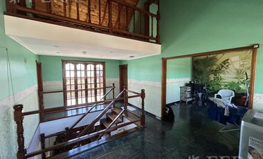 Venta Casa 6 ambientes con cochera y quincho en San Jose