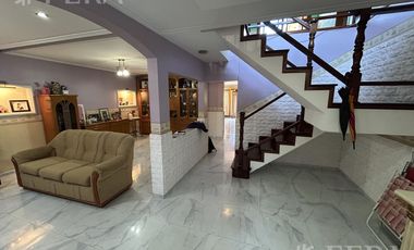 Venta Casa 6 ambientes con cochera y quincho en San Jose