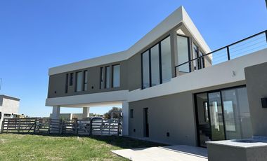 VENTA CASA A ESTRENAR SAN SEBASTIAN  AREA 11 CON VISTA A LA LAGUNA