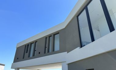 VENTA CASA A ESTRENAR SAN SEBASTIAN  AREA 11 CON VISTA A LA LAGUNA