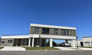 VENTA CASA A ESTRENAR SAN SEBASTIAN  AREA 11 CON VISTA A LA LAGUNA