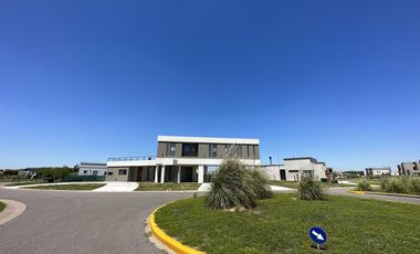 VENTA CASA A ESTRENAR SAN SEBASTIAN  AREA 11 CON VISTA A LA LAGUNA