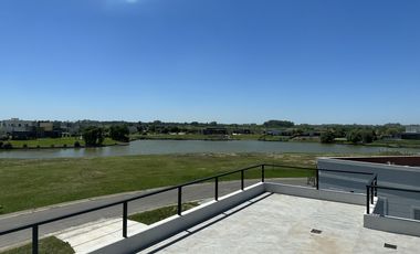 VENTA CASA A ESTRENAR SAN SEBASTIAN  AREA 11 CON VISTA A LA LAGUNA