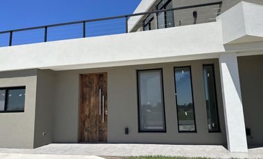 VENTA CASA A ESTRENAR SAN SEBASTIAN  AREA 11 CON VISTA A LA LAGUNA