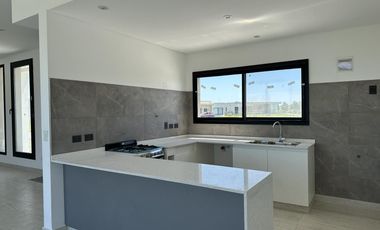 VENTA CASA A ESTRENAR SAN SEBASTIAN  AREA 11 CON VISTA A LA LAGUNA