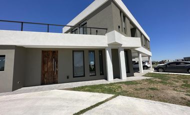 VENTA CASA A ESTRENAR SAN SEBASTIAN  AREA 11 CON VISTA A LA LAGUNA
