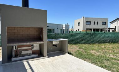 VENTA CASA A ESTRENAR SAN SEBASTIAN  AREA 11 CON VISTA A LA LAGUNA