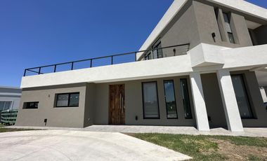 VENTA CASA A ESTRENAR SAN SEBASTIAN  AREA 11 CON VISTA A LA LAGUNA