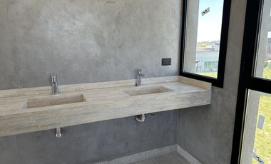 VENTA CASA A ESTRENAR SAN SEBASTIAN  AREA 11 CON VISTA A LA LAGUNA