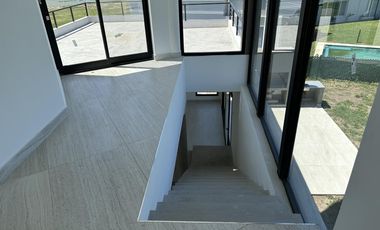 VENTA CASA A ESTRENAR SAN SEBASTIAN  AREA 11 CON VISTA A LA LAGUNA