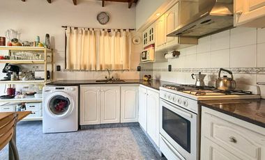 LA FLORIDA. Casa 4 amb. en lote 10 x 34