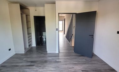 Departamento / Casa tipo Triplex en venta en Don Torcuato - A estrenar!