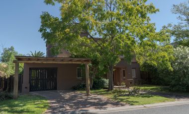 Casa en Alquiler Anual en el Barrio Santa Barbara, Tigre