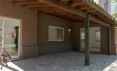 Casa en Alquiler Anual en el Barrio Santa Barbara, Tigre