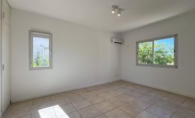 Casa en Alquiler Anual en el Barrio Santa Barbara, Tigre