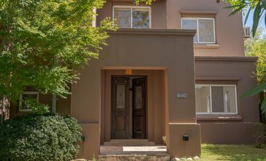 Casa en Alquiler Anual en el Barrio Santa Barbara, Tigre