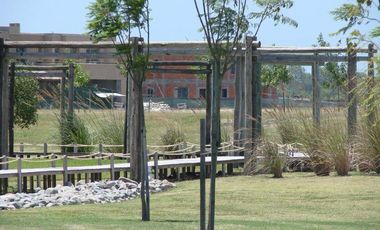 Venta de Departamento de 2 dormitorios, vista al rio y jardin exclusivo en Albanueva, posible amarra