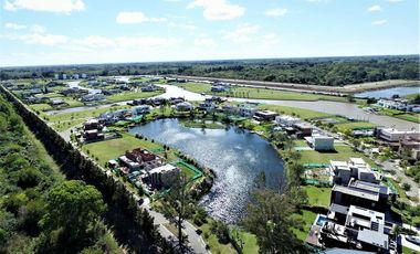 Venta de Departamento de 2 dormitorios, vista al rio y jardin exclusivo en Albanueva, posible amarra