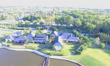 Venta de Departamento de 2 dormitorios, vista al rio y jardin exclusivo en Albanueva, posible amarra