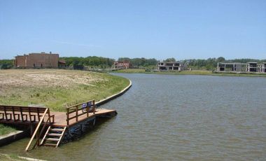 Venta de Departamento de 2 dormitorios, vista al rio y jardin exclusivo en Albanueva, posible amarra