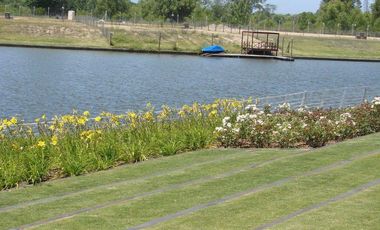 Venta de Departamento de 2 dormitorios, vista al rio y jardin exclusivo en Albanueva, posible amarra