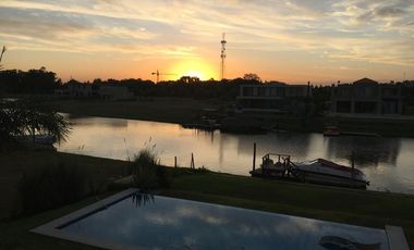 Venta de Departamento de 2 dormitorios, vista al rio y jardin exclusivo en Albanueva, posible amarra