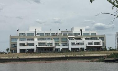 Venta de Departamento de 2 dormitorios, vista al rio y jardin exclusivo en Albanueva, posible amarra