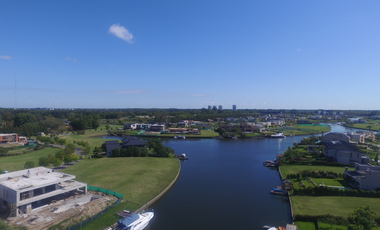 Venta de Departamento de 2 dormitorios, vista al rio y jardin exclusivo en Albanueva, posible amarra