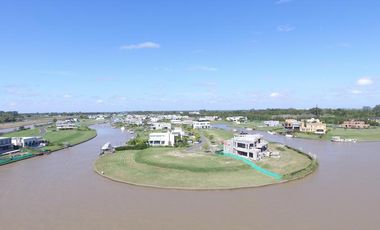 Venta de Departamento de 2 dormitorios, vista al rio y jardin exclusivo en Albanueva, posible amarra