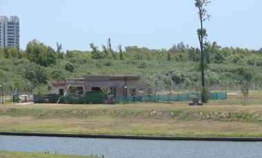 Venta de Departamento de 2 dormitorios, vista al rio y jardin exclusivo en Albanueva, posible amarra