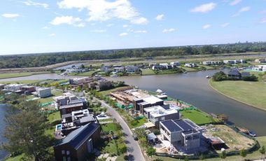 Venta de Departamento de 2 dormitorios, vista al rio y jardin exclusivo en Albanueva, posible amarra