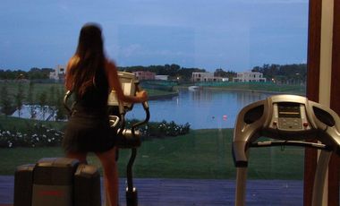 Venta de Departamento de 2 dormitorios, vista al rio y jardin exclusivo en Albanueva, posible amarra