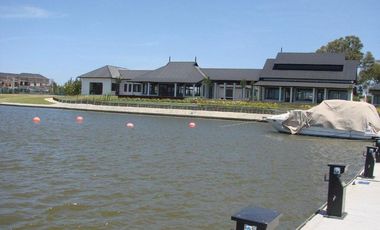 Venta de Departamento de 2 dormitorios, vista al rio y jardin exclusivo en Albanueva, posible amarra