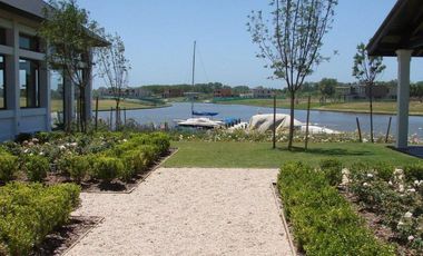 Venta de Departamento de 2 dormitorios, vista al rio y jardin exclusivo en Albanueva, posible amarra