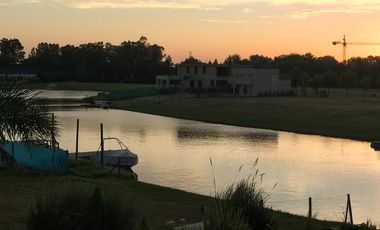 Venta de Departamento de 2 dormitorios, vista al rio y jardin exclusivo en Albanueva, posible amarra