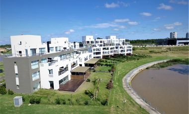 Venta de Departamento de 2 dormitorios, vista al rio y jardin exclusivo en Albanueva, posible amarra