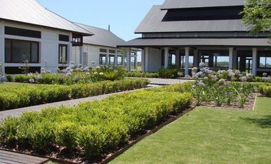 Venta de Departamento de 2 dormitorios, vista al rio y jardin exclusivo en Albanueva, posible amarra