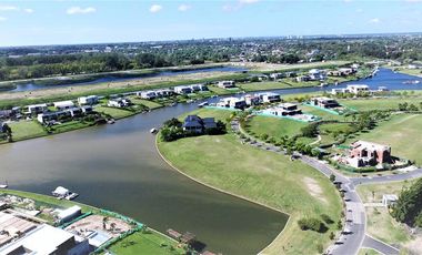 Venta de Departamento de 2 dormitorios, vista al rio y jardin exclusivo en Albanueva, posible amarra