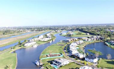 Venta de Departamento de 2 dormitorios, vista al rio y jardin exclusivo en Albanueva, posible amarra