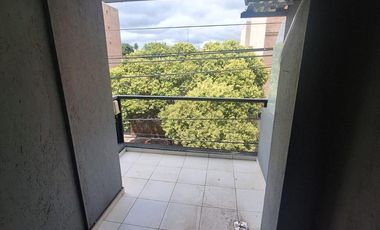 Departamento en alquiler con balcon a 100 mts de Plaza Jeronimo del Barco