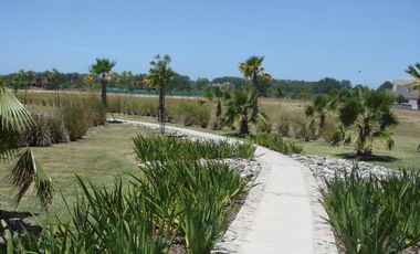 Venta en obra financiada, departamento de 2 dormitorios con jardin exclusivo en Albanueva