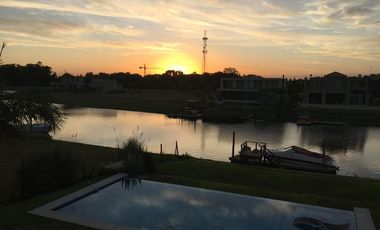 Venta en obra financiada, departamento de 2 dormitorios con jardin exclusivo en Albanueva