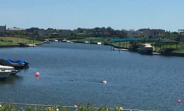 Venta en obra financiada, departamento de 2 dormitorios con jardin exclusivo en Albanueva