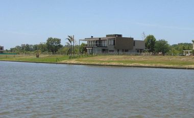 Venta en obra financiada, departamento de 2 dormitorios con jardin exclusivo en Albanueva