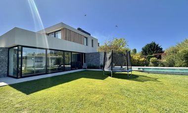 Excelente chalet en barrio privado Arenas del Sur