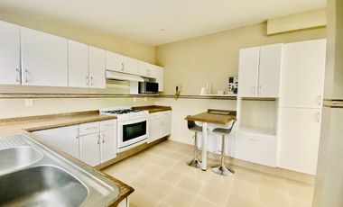 Excelente casa En calle cerrada en renta en Tecamachalco