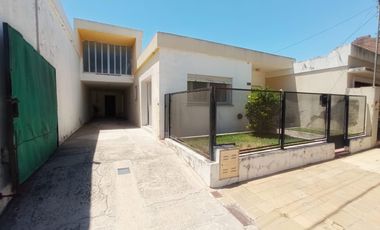 Casa en San Jose De La Esquina - Amplia - 3 dormitorios - Cochera - Patio -