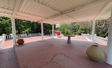 Casa en venta de un piso con doble terreno y gran vista al Lago