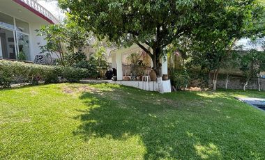 Casa en venta de un piso con doble terreno y gran vista al Lago