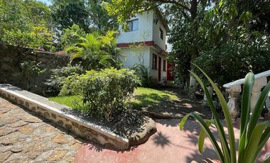 Casa en venta de un piso con doble terreno y gran vista al Lago